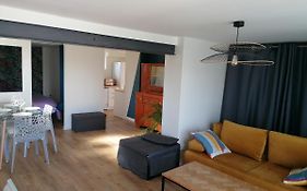 Logement entier indépendant dans une maison calme avec jardin barbecue face aux vignes pouvant accueillir cette personne très bien si tu es à 5 minutes de Saint-Émilion 5 minutes du centre-ville de Libourne et 5 minutes de l'hôpital